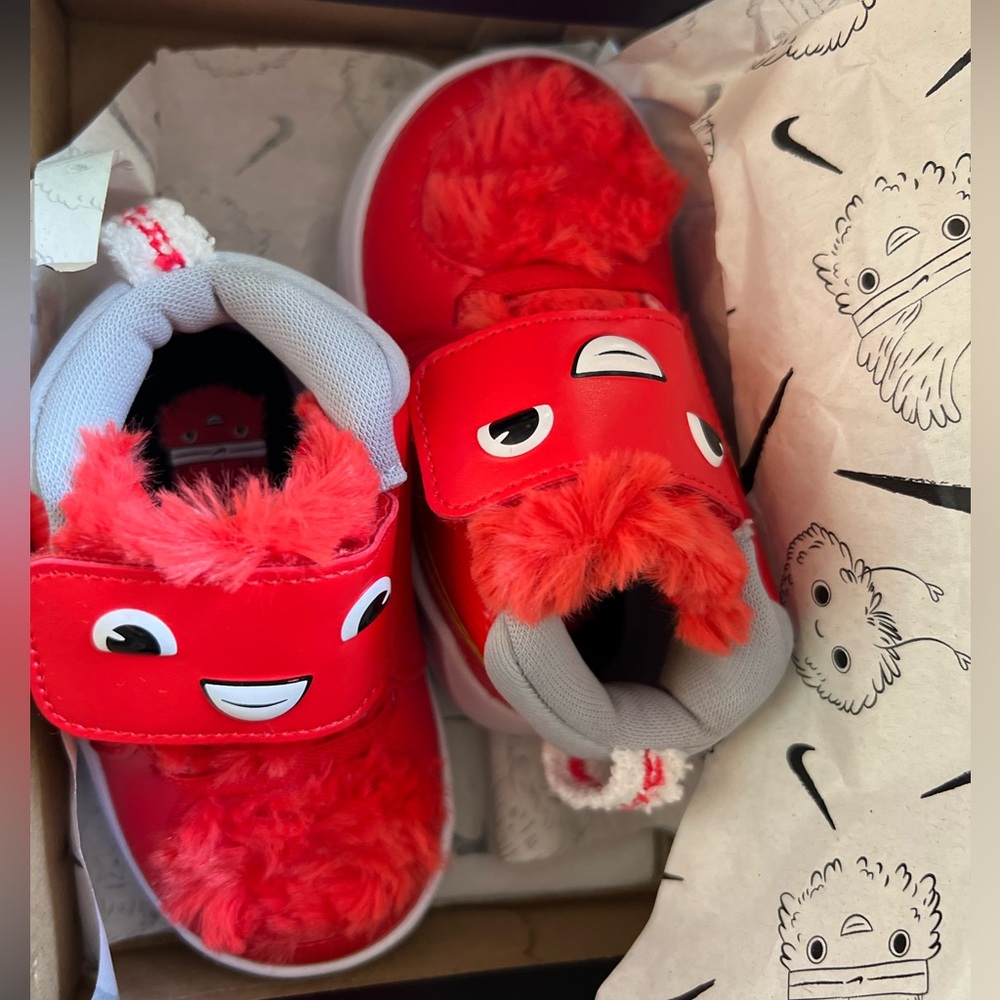 *Limited Edition* Nike Team Hustle toddler sneakers - Picture 7 of 11